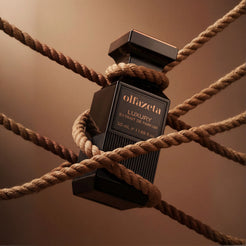 Crna bočica Olfazeta by Chogan Luxury N°75 omotana bež užadima na toplo smeđoj pozadini